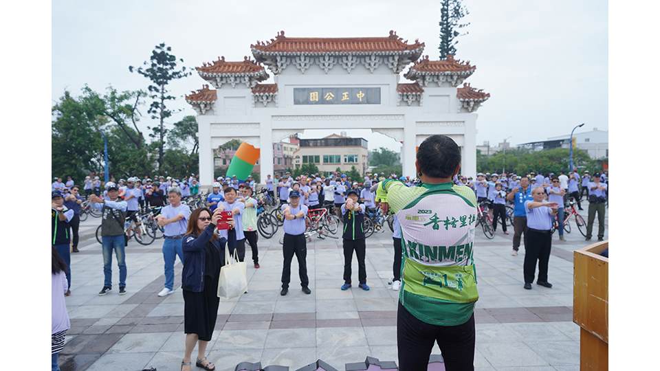 出發前，台電特別安排騎乘安全宣導，並與全場參與者一同進行暖身操。